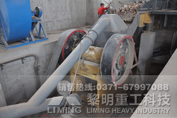 每小時250-300噸碎石生產線配置，碎石生產線中的顎式破碎機
