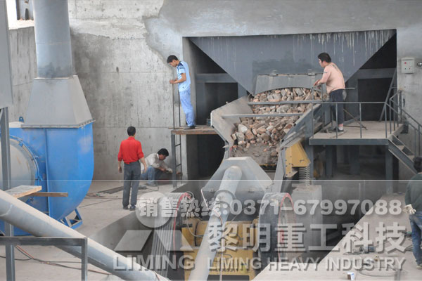 每小時250t/h-300t/h噸碎石生產線配置，碎石生產線工人施工現場圖
