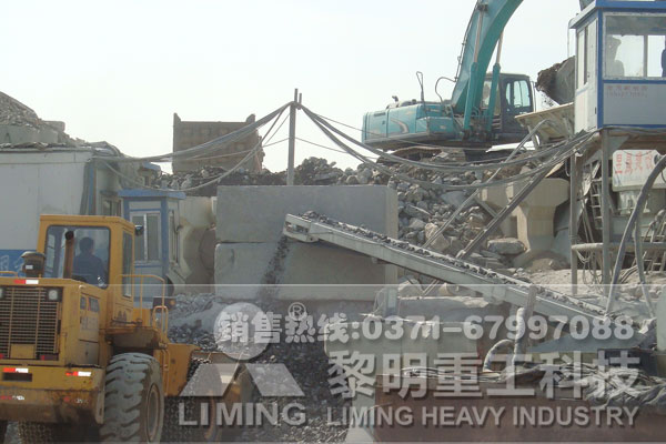 河北日處理量1100噸的建筑垃圾移動破碎站工作現場4