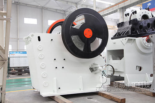 大型粗碎機―<a href='http://www.lsjy.org/' target='_blank'><u>顎式破碎機</u></a>
